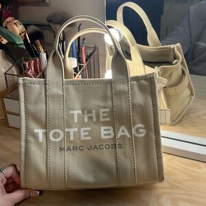 Hello I’m selling a small Marc Jacob’s Tote Bag in the color beige!